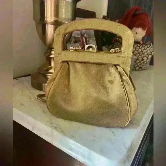 Gold Sateen ladies bag. Snap closure long removable strap. - Picture 3 of 8